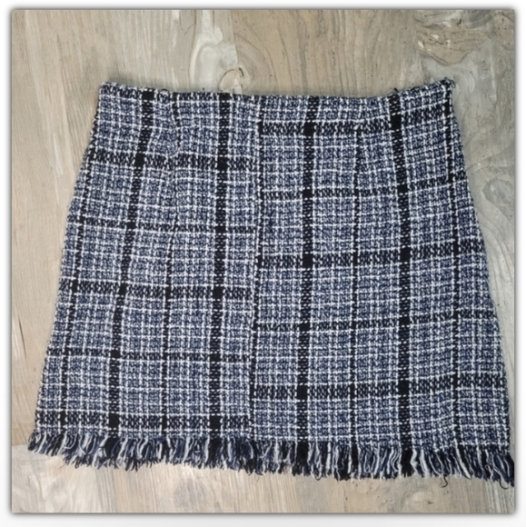 Shein tweed style with fringe on bottom size medium - Picture 2 of 6